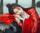 长发红衣女背影图片黑白美女背影头 真实长发背